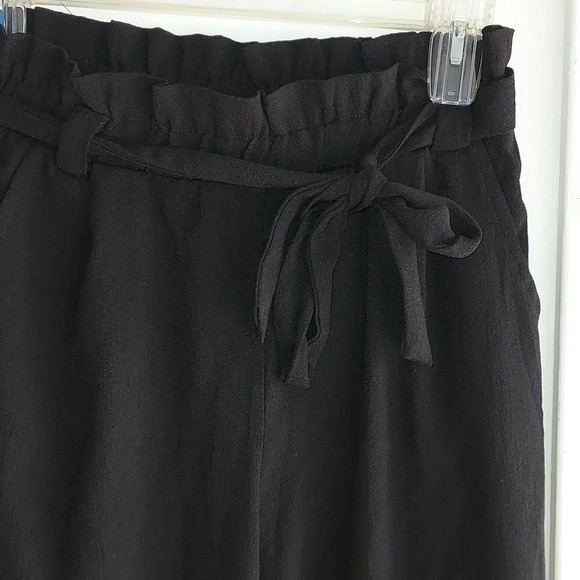 Have black pants with pockets and belt - Picture 2 of 4